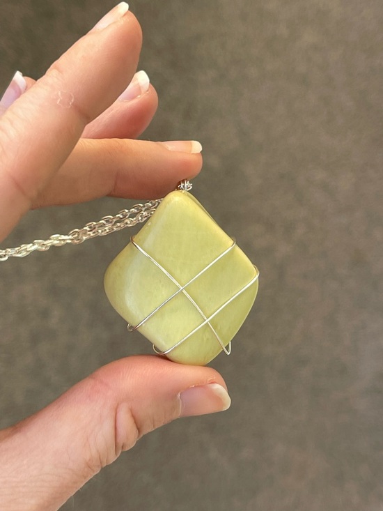 beads&bellbottoms Jewelry - Green Serpentine Silver Tone Wire Wrapped Pendant Necklace